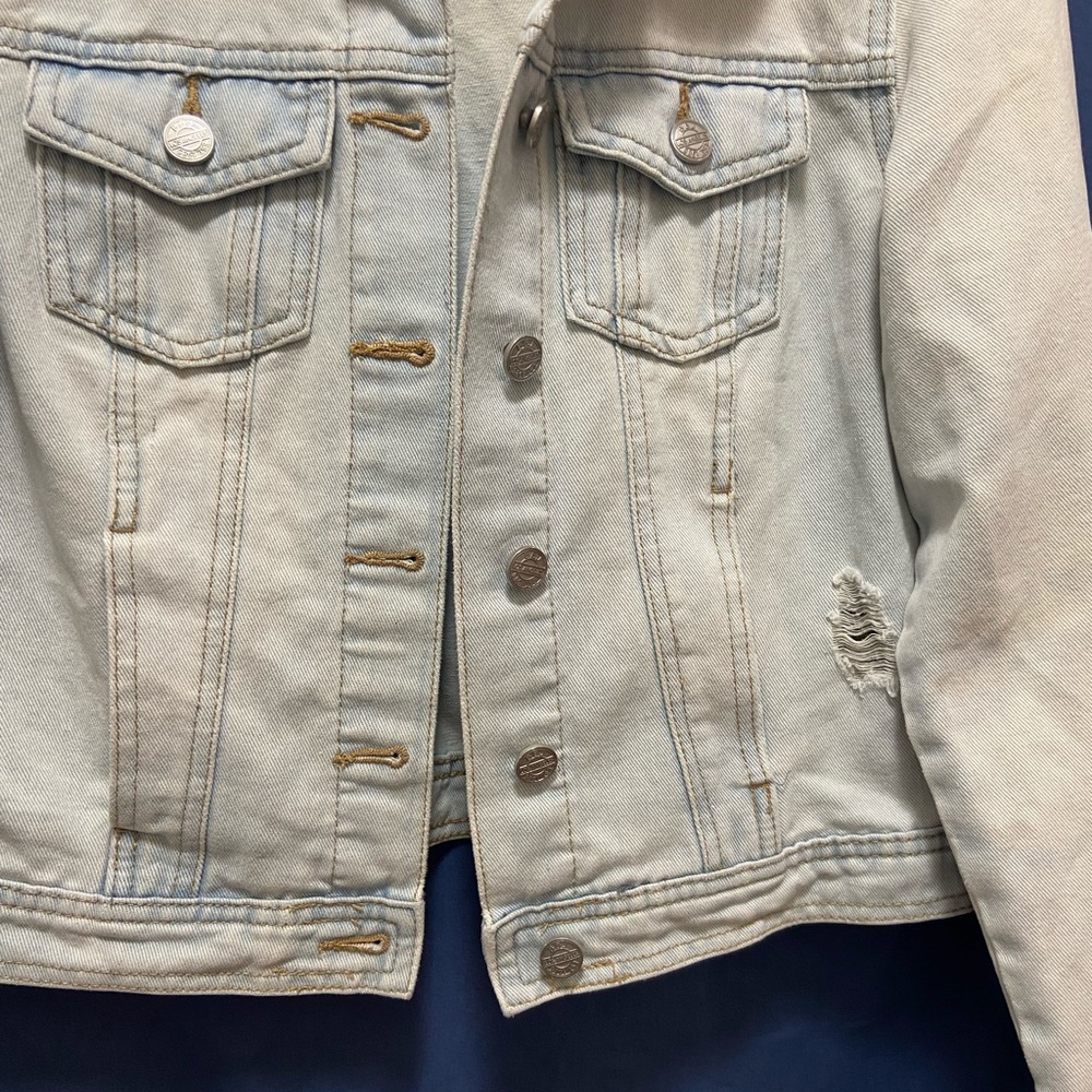 BBJ Los Angeles Jean Jacket Light Wash Distressed Pockets Long Sleeve Sz S - Picture 4 of 6